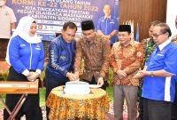 Pemotongan kue HUT Ke-22 KORMI Sidoarjo oleh Ketua Umum KORMI Jatim Hudiyono dan Bupati Sidoarjo Ahmad Muhdlor Ali