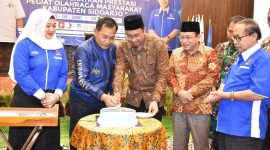Pemotongan kue HUT Ke-22 KORMI Sidoarjo oleh Ketua Umum KORMI Jatim Hudiyono dan Bupati Sidoarjo Ahmad Muhdlor Ali