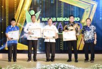 Ketua Umum KORMI Kab. Sidoarjo MG. Hadi Sutjipto (kiri) menerima penghargaan Radar Sidoarjo Award 2023