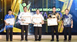 Ketua Umum KORMI Kab. Sidoarjo MG. Hadi Sutjipto (kiri) menerima penghargaan Radar Sidoarjo Award 2023