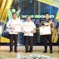 Ketua Umum KORMI Kab. Sidoarjo MG. Hadi Sutjipto (kiri) menerima penghargaan Radar Sidoarjo Award 2023