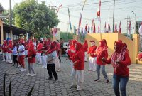 Berolahraga bersama mengawali kegiatan di pagi hari