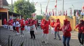 Berolahraga bersama mengawali kegiatan di pagi hari