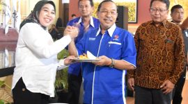 Ketua Umum KORMI Kab. Sidoarjo H. MG. Hadi Sutjipto, S.H., M.M., menerima potongan tumpeng dari dr. Hj. Sriatun Subandi, istri Wakil Bupati Sidoarjo.