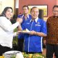 Ketua Umum KORMI Kab. Sidoarjo H. MG. Hadi Sutjipto, S.H., M.M., menerima potongan tumpeng dari dr. Hj. Sriatun Subandi, istri Wakil Bupati Sidoarjo.