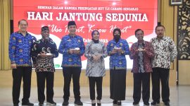 Wakil Ketua II KORMI Kabupaten Sidoarjo Untung Suhardjo (kanan) usai mendampingi pemotongan kue HUT YJI bersama (kiri-kanan) Dokter Spesialis Jantung dan Pembuluh Darah RSUD Sidoarjo dr. Hairudi Sugijo, Sp.JP, narasumber seminar dr. Tjatur Prijambodo, M.Kes., Pj. Sekdakab Sidoarjo Andjar Surjadianto, Ketua YJI Sidoarjo dr. Sriatun, Kepala Dinas Kesehatan Sidoarjo Fenny Apridawati, dan pengurus YJI Cabang Utama Jatim Murjoko.