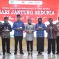 Wakil Ketua II KORMI Kabupaten Sidoarjo Untung Suhardjo (kanan) usai mendampingi pemotongan kue HUT YJI bersama (kiri-kanan) Dokter Spesialis Jantung dan Pembuluh Darah RSUD Sidoarjo dr. Hairudi Sugijo, Sp.JP, narasumber seminar dr. Tjatur Prijambodo, M.Kes., Pj. Sekdakab Sidoarjo Andjar Surjadianto, Ketua YJI Sidoarjo dr. Sriatun, Kepala Dinas Kesehatan Sidoarjo Fenny Apridawati, dan pengurus YJI Cabang Utama Jatim Murjoko.
