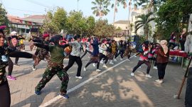 Masyarakat KOM Kelurahan Tambak Kemerakan berolahraga bersama di Taman Abhirupa Krian.