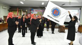 Masfufah menerima bendera pataka ILDI Kab. Sidoarjo dari Ketua ILDI Jatim.