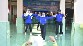 Ketua KOM Desa Tenggulunan Churriyah (kaos biru, depan) memimpin masyarakat berolahrga.