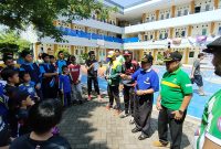 Ketua Umum KORMI Kab. Sidoarjo H. MG. Hadi Sutjipto (3 kanan, kaos biru) memberi semangat dan motivasi kepada peserta Delta Cup 2023, Minggu (17/12/2023).