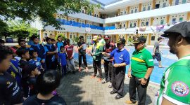 Ketua Umum KORMI Kab. Sidoarjo H. MG. Hadi Sutjipto (3 kanan, kaos biru) memberi semangat dan motivasi kepada peserta Delta Cup 2023, Minggu (17/12/2023).