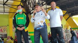 Ketua YAI Cabang Sidoarjo Siswanto Prawira (tengah) memberikan sambutan acara bersama Sekretaris Umum KORMI Kab. Sidoarjo Suwignyo (kiri) dan Ketua DPC Peradi SAI Sidoarjo Edy Tarigan (kanan).