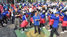 Hayono Isman dan Hadi Sutjipto bersenam bersama masyarakat di KOM Kelurahan Magersari