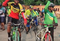 Karnowo (kanan) bersiap gowes dari depan halaman Museum Mpu Tantular bersama anggota IPSS dan klub sepeda di Sidoarjo.