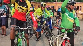 Karnowo (kanan) bersiap gowes dari depan halaman Museum Mpu Tantular bersama anggota IPSS dan klub sepeda di Sidoarjo.