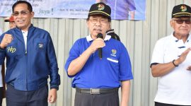 Ketua Umum KORMI Kab. Sidoarjo MG. Hadi Sutjipto (tengah) didampingi Ketua Umum KORMI Jatim Hudiyono (kiri) mengajak masyarakat berolahraga. 