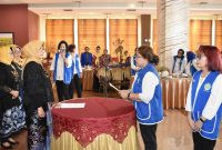 Ketua SG ULD Cabang Sidoarjo Dra. Hj. Suryaning Hayati (kiri) bersama jajaran pengurus dikukuhkan Ketua SG ULD Indonesia Wilayah Jawa Timur Wagiani Prasetyo (2 kanan).