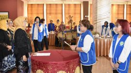 Ketua SG ULD Cabang Sidoarjo Dra. Hj. Suryaning Hayati (kiri) bersama jajaran pengurus dikukuhkan Ketua SG ULD Indonesia Wilayah Jawa Timur Wagiani Prasetyo (2 kanan).