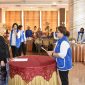 Ketua SG ULD Cabang Sidoarjo Dra. Hj. Suryaning Hayati (kiri) bersama jajaran pengurus dikukuhkan Ketua SG ULD Indonesia Wilayah Jawa Timur Wagiani Prasetyo (2 kanan).