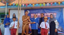 Ketua Umum KORMI Kab. Sidoarjo MG. Hadi Sutjipto menyerahkan alat peraga olahraga tradisional mendampingi Ketua Umum KORMI Jatim Hudiyono di SDN Kalitengah 2 Tanggulangin, Sidoarjo. (Foto : ist)