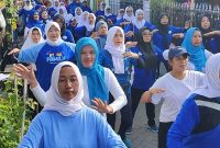 Senam bersama masyarakat Kampung Olahraga Masyarakat Kelurahan Magersari di RW 2.