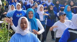 Senam bersama masyarakat Kampung Olahraga Masyarakat Kelurahan Magersari di RW 2.