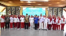 Ketua Umum KORMI Kabupaten Sidoarjo H. MG. Hadi Sutjipto, S.H., M.M. (kemeja biru), Asisten Administrasi Umum Setda Sidoarjo dr. Atok Irawan, Ketua Yayasan Jantung Indonesia Cabang Sidoarjo dr. Hj. Sriatun, Direktur RSUD Sidoarjo Barat dr. Abdillah Segaf Al Hadad bersama pengurus KJS Lokasi Desa yang telah dikukuhkan.