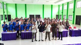 Narasumber dan peserta berfoto bersama.