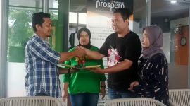 Erwin Prakarsa (2 kanan) menyerahkan tampuk kepemimpinan kepada Oni Irawan (kiri). (foto. Tangkapan layar/ist)