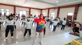 Peserta mengikuti arahan gerak dari penyaji dan peraga.