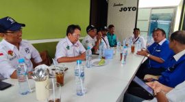 Wakil Ketua II KORMI Sidoarjo Untung Suhardjo (3 kanan, kemeja biru) menyampaikan arahan dan masukan kepada pengurus KOSTI Sidoarjo.