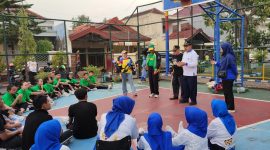 Wakil Ketua II KORMI Kab. Sidoarjo yang juga Pimpinan Kontingen Untung Suhardjo memberikan motivasi kepada pegiat YAI Sidoarjo.