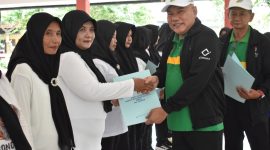 Wakil Ketua V KORMI Kab. Sidoarjo H. Totok Supriyono menyerahkan SK Pengurus KOM.