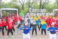 Para Lansia bergembira berolahraga bersama pada Peringatan HLUN Kecamatan Krian (foto dok. KORMI Kec. Krian)