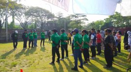 Pimpinan kontingen Untung Suhardjo bersama pengurus KORMI Kab. Sidoarjo memantau kesiapan pegiat Fespati, Sabtu (5/7/2025).