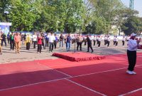 Senam bersama pada pembukaan Tarkam di Lapangan Timur GOR Sidoarjo.