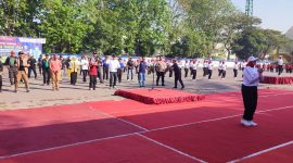 Senam bersama pada pembukaan Tarkam di Lapangan Timur GOR Sidoarjo.