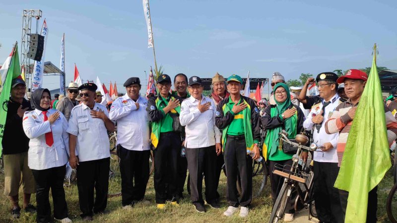 Pengurus KORMI Sidoarjo (baju hijau), KOSTI Sidoarjo (kemeja putih) bersama Kepala Desa Gedangrowo (kanan) sebelum pemberangkatan rombongan onthelis.