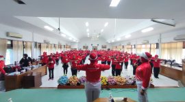 Peserta pelatihan mengikuti arahan gerak narasumber