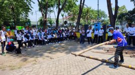  Heroe Prasetya mempraktekan salah satu alat olahraga tradisional kepada peserta pelatihan