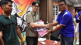 Adi Rosadi Wakil Ketua Bidang OPT memberikan hadiah kepada Ryamizart Da Wihgna juara 1 Kelas pemula -70 Kg asal Sidoarjo