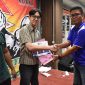 Adi Rosadi Wakil Ketua Bidang OPT memberikan hadiah kepada Ryamizart Da Wihgna juara 1 Kelas pemula -70 Kg asal Sidoarjo