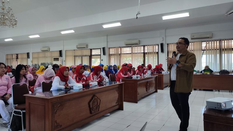 dr Nanang menyampaikan materi Olahraga Aman dan Bugar