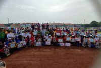 Bupati Sidoarjo Subandi, Ketua Umum KORMI Kab Sidoarjo MG Hadi Sutjipto bersama para pemenang Lomba KOM, dan Lomba SABI 2