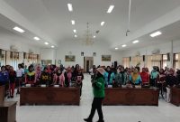 Umi Salmami memberikan games sebelum acara dimulai