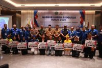 Perwakilan pegiat pemenang FORNAS VIII NTB Tahun 2025 menerima bonus dari Pemkab Sidoarjo.