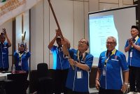 MG Hadi Sutjipto terpilih sebagai Ketua Umum KORMI Kabupaten Sidoarjo masa bakti 2025-2029 mengibarkan bendera KORMI.