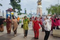 Ketua STI Kab. Sidoarjo, Hj. Sri Anna Maria (berkebaya hijau, baris depan, tiga kanan) berolahraga bersama anggota STI.