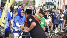 Sekdakab Sidoarjo Fenny Apridawati dan Ketua Umum KORMI Kab. Sidoarjo Hadi Sutjipto melepas rombongan ngontel bareng.